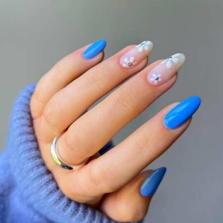 white-and-blue-floral-nail-art_amberjhnails_the-mood-guide